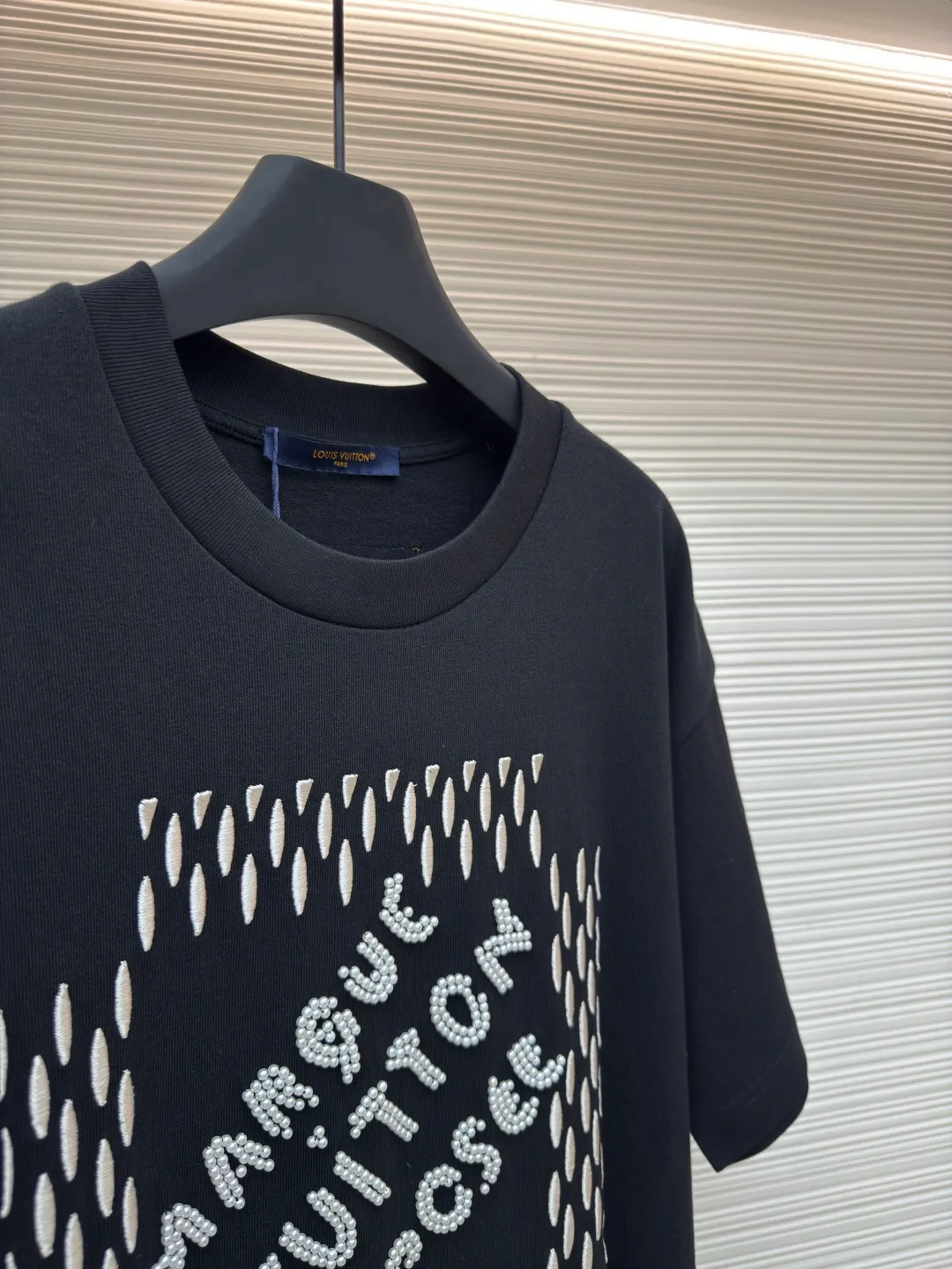 LOUIS VUITTON embroidered beaded letter T-shirt ●Authentic product: 13000 purchased and developed ●Item number: 1680220-A85 ●Fabric: combed cotton fabric ●Technology: embroidery production ●Version: fitted version ●Weight: about 420 grams ●Size: XS-S-M-L ●Description: The fabric is made of 26s double-ply combed cotton + long-staple cotton blended compact siro yarn. The rib is made of 26s+32s yarn 1*1 cylinder machine open width rib. The front panel is embroidered with Tajima embroidery machine imported from Japan. The thick plate rubber pad is polyester mercerized. Thread three-dimensional hemming embroidery, purchase Y version to manually point each bead, open a cardboard mold, and scan powder for precise positioning of a single piece. The beads are made of 4-mile round pearlescent white bubble beads, made by hand crochet technology, and all single beads are tied with hooks and threads to ensure that they are placed at the powder scan position. The overall wiring is straight and delicate, the fabric is comfortable and soft, and the color is consistent without color difference. It can be matched with the same style to create a fashionable look and control various occasions. Customized accessories, complete with three standards, same style for men and women!